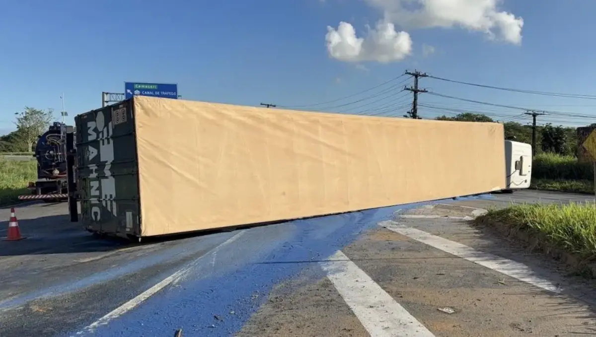 Carreta tomba em rotatória do Polo de Camaçari e interdita acesso à BA-512