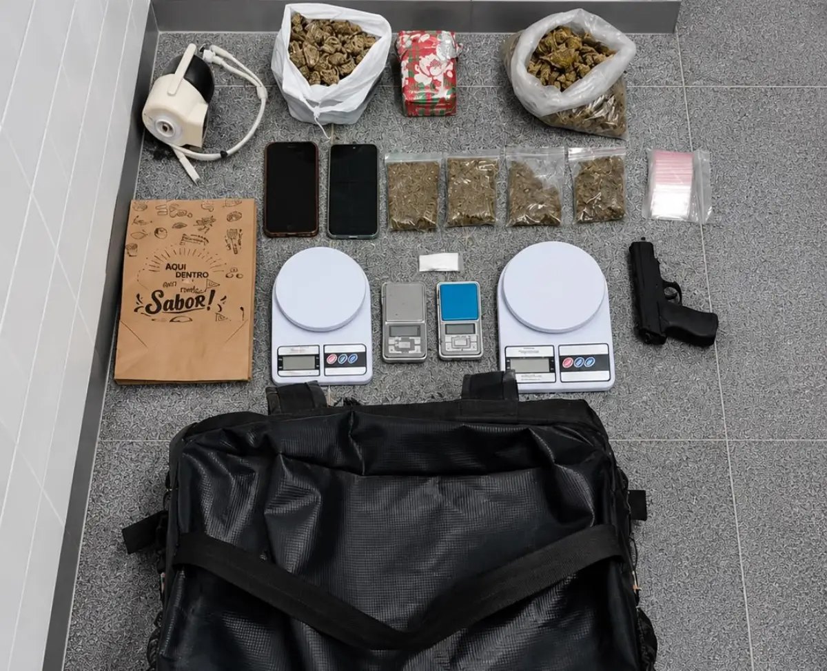 Dupla é conduzida à delegacia após apreensão de drogas, arma e balanças de precisão em Feira de Santana