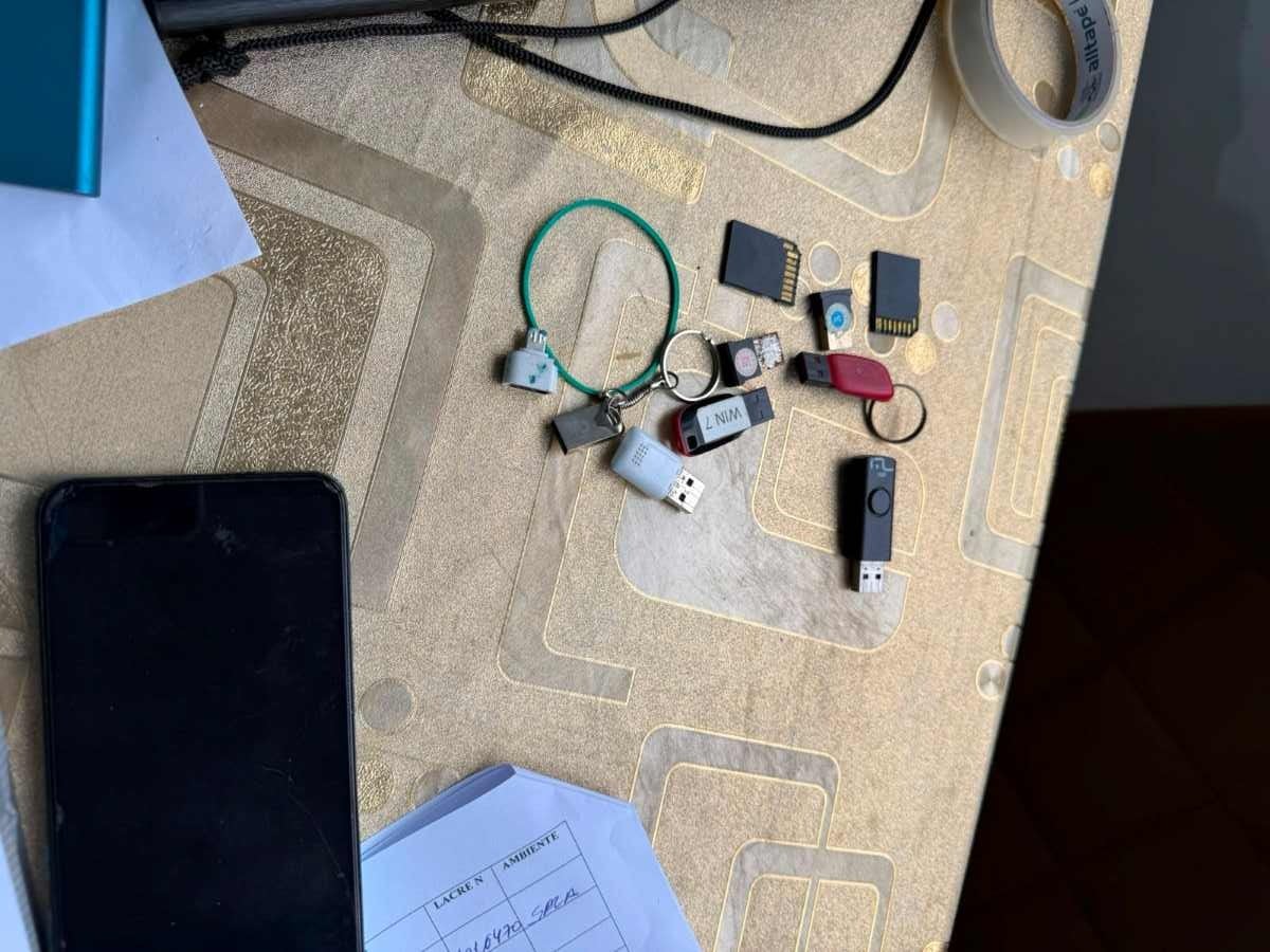 apreensão de celular; Homem é preso por armazenar pornografia infantil em Salvador