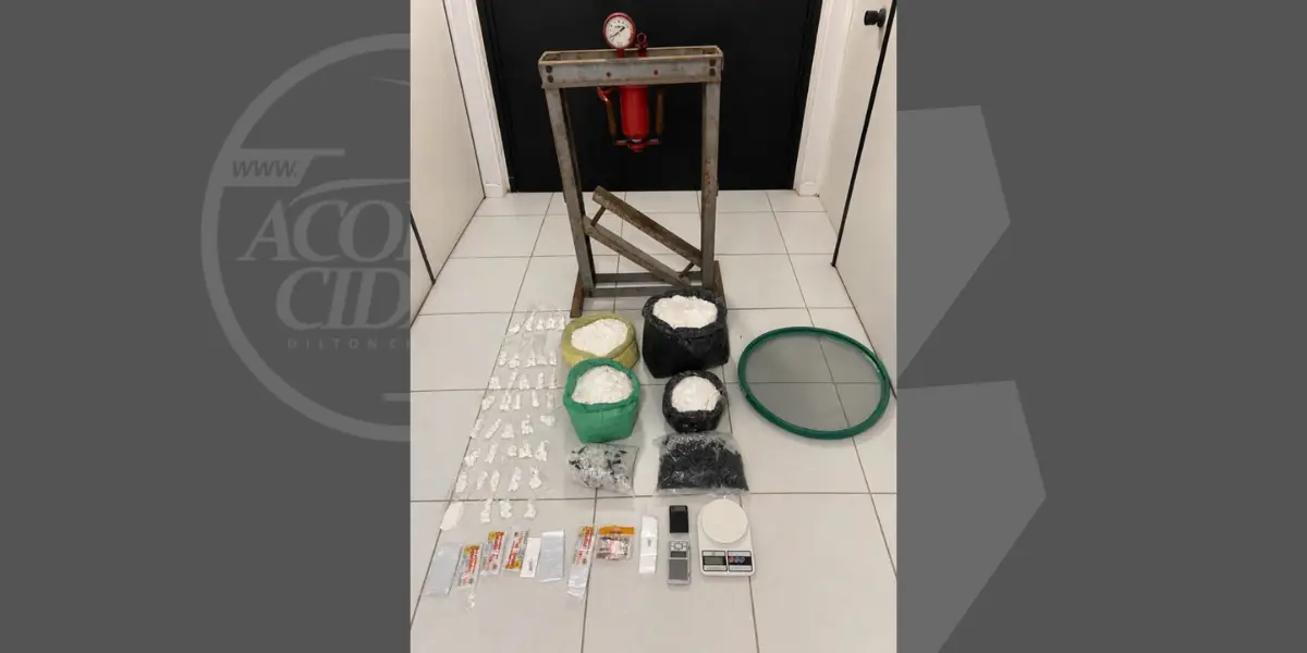 Polícia apreende cocaína, prensa hidráulica e balanças em apartamento usado para tráfico em Feira de Santana