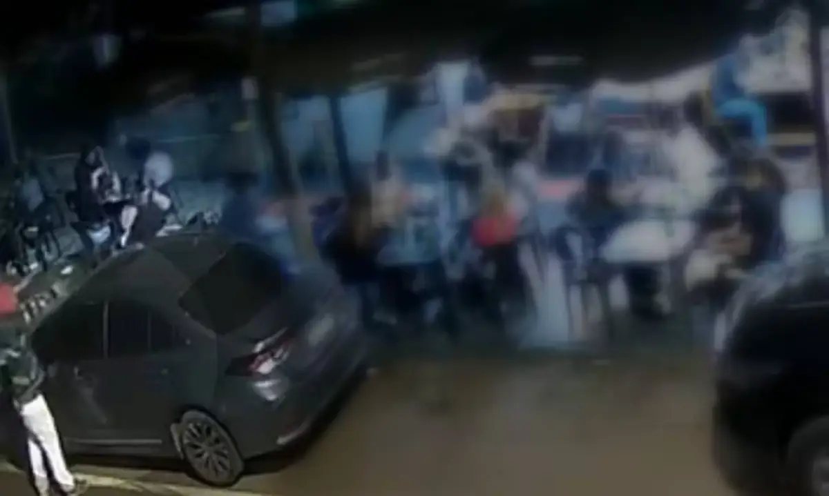 Dois homens morrem e três pessoas ficam feridas após ataque a tiros em conveniência