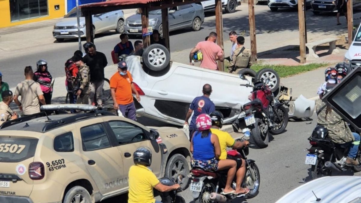 carro capotado em avenida de Feira de Santana