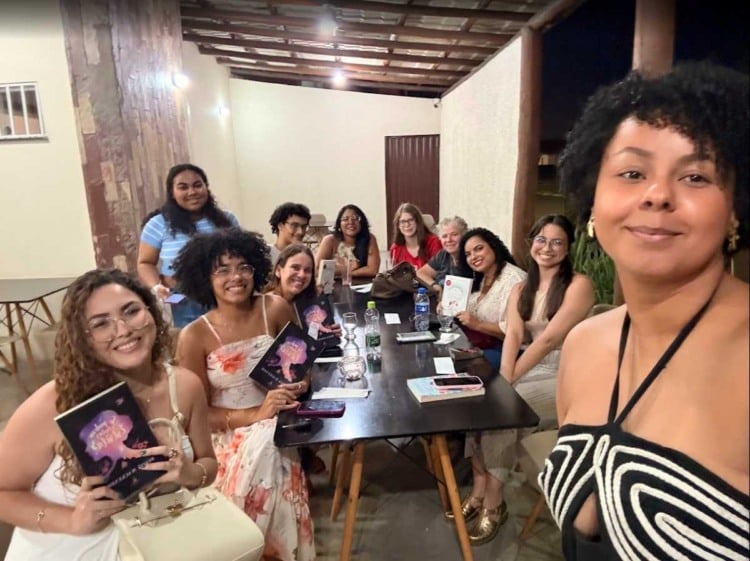 Clube do livro em Feira de Santana usa literatura para criar laços e combater a solidão na vida adulta