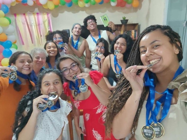 Participantes do clube do livro EntreLinhas se reúnem em cafés, hamburguerias e docerias locais para debater leituras do mês - Foto: Arquivo pessoal.