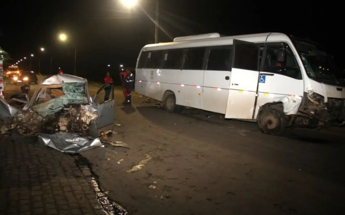 Micro-ônibus com fiéis se envolve em grave acidente na BA-409; motorista fica em estado grave