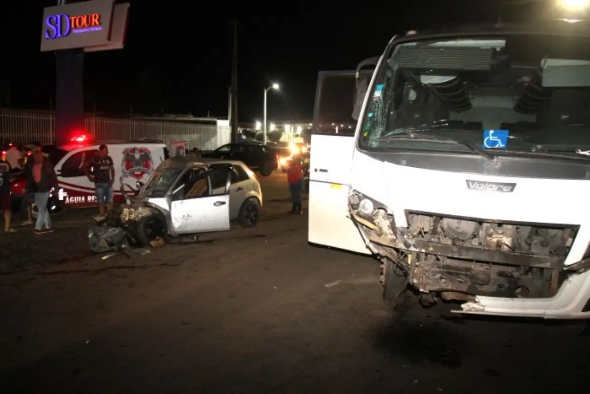 Micro-ônibus com fiéis se envolve em grave acidente na BA-409; motorista fica em estado grave