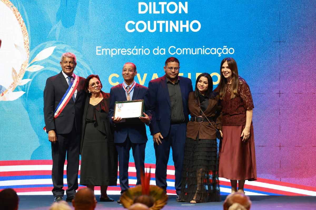 Radialista Dilton Coutinho recebe comenda 2 de Julho