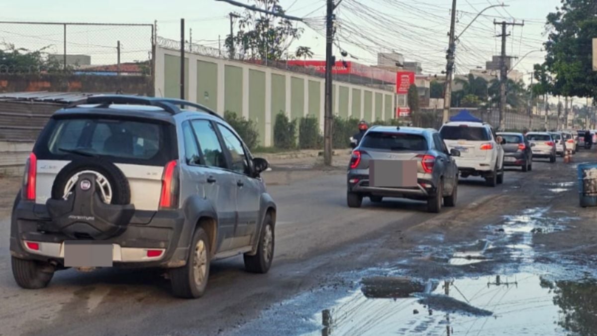 Engarrafamento Av. Artêmia Pires , bairro SIM, em Feira de Santana