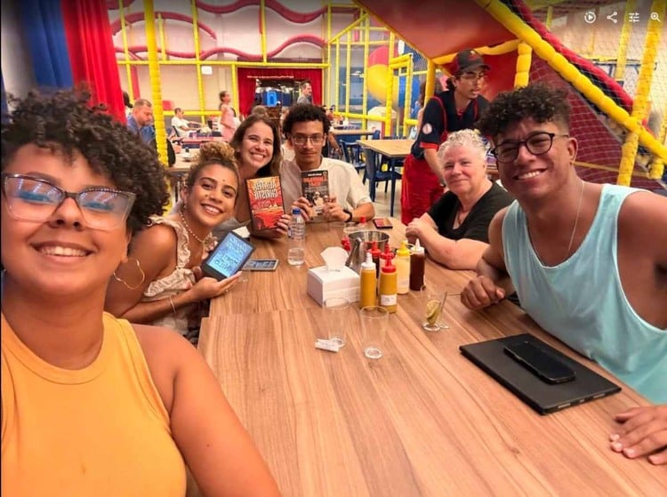 Clube do livro em Feira de Santana usa literatura para criar laços e combater a solidão na vida adulta
