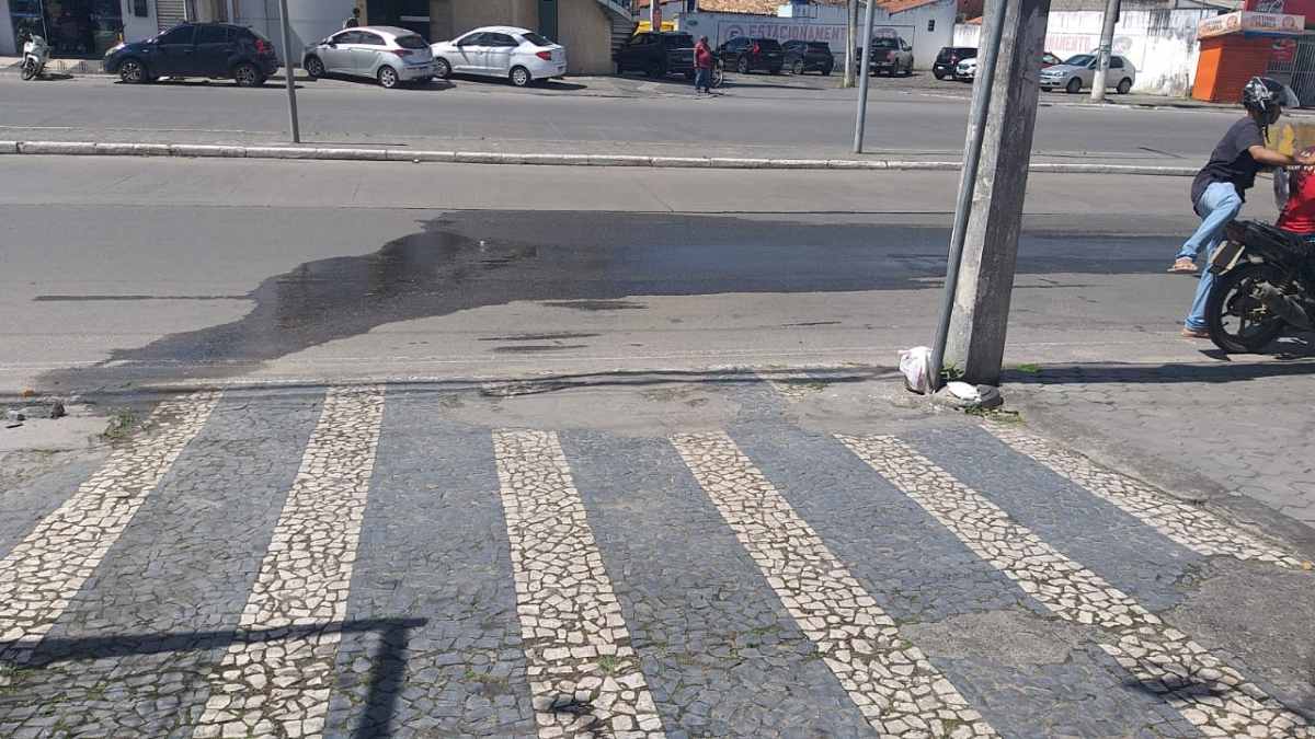 Esgoto na Av João Durval