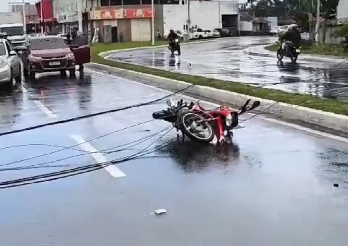 Árvore cai sobre caminhão parado, derruba poste e provoca transtornos na BA-502, em Feira de Santana