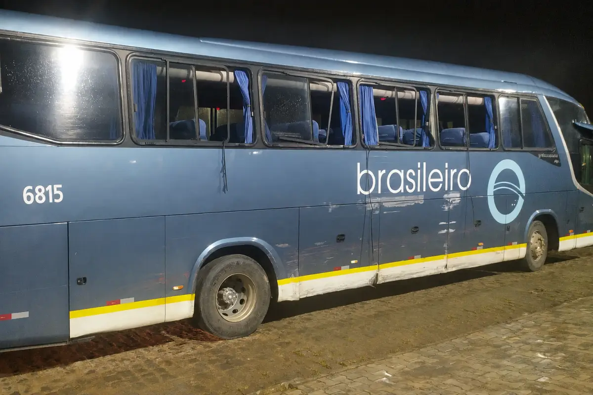 Ônibus é furtado em rodoviária; suspeito percorre 30 km e é preso após tentar fugir da polícia