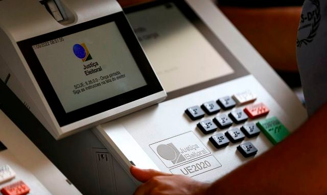Técnicos do TRE-DF realizam a conferência e a lacração de urnas eletrônicas para o 1º turno das Eleições 2022.