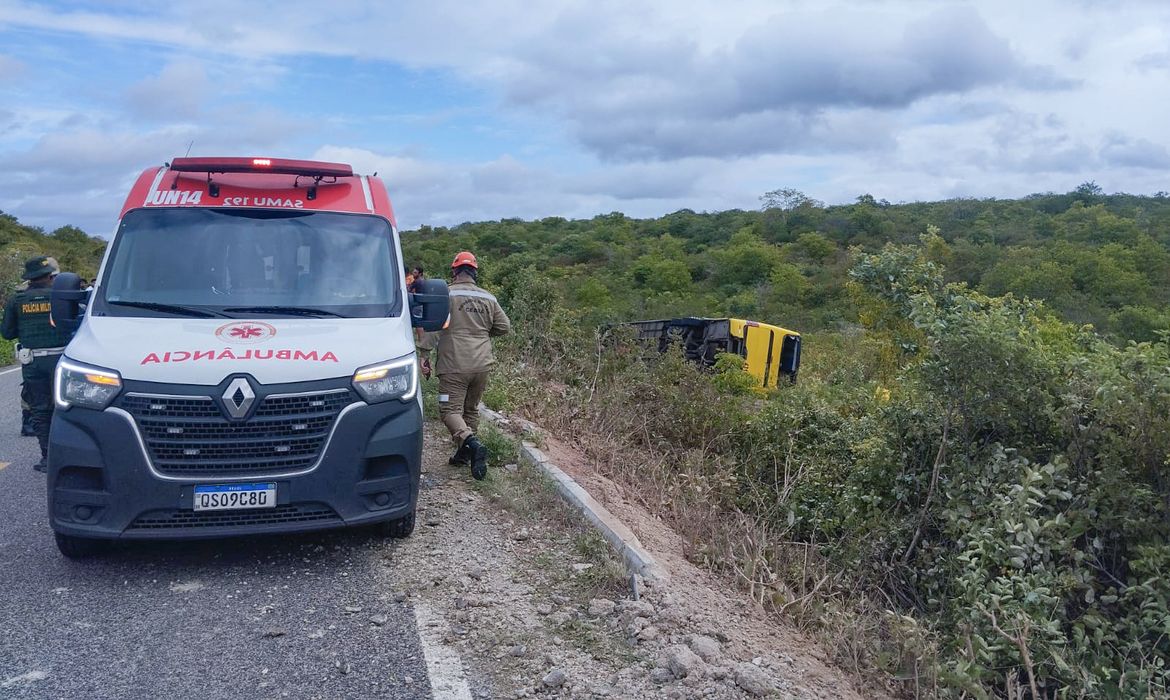 onibus_com_romeiros_tomba_no_interior_do_ceara_e_provoca_a_morte_de_duas_pessoas