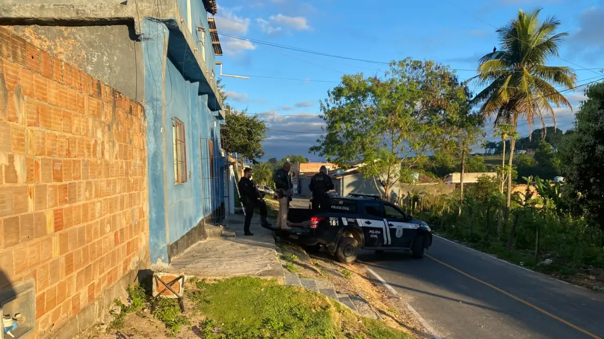Polícia prende mulher por tráfico de drogas e homicídios durante operação