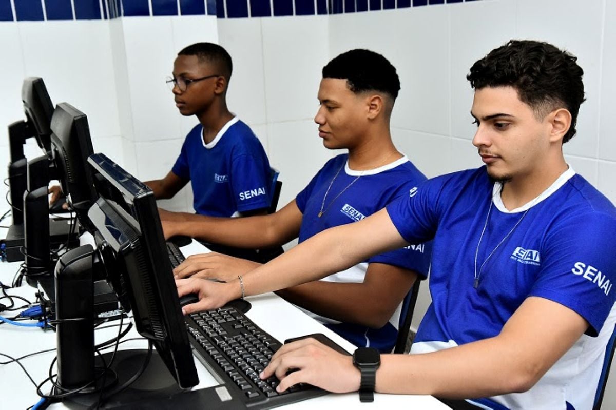 Alunos de curso de aprendizagem do Senai