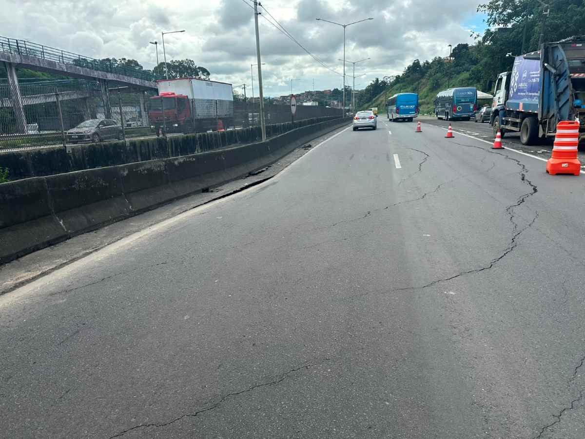 VÍDEO: asfalto cede e trecho da BR-324 é interditado no sentido Feira de Santana