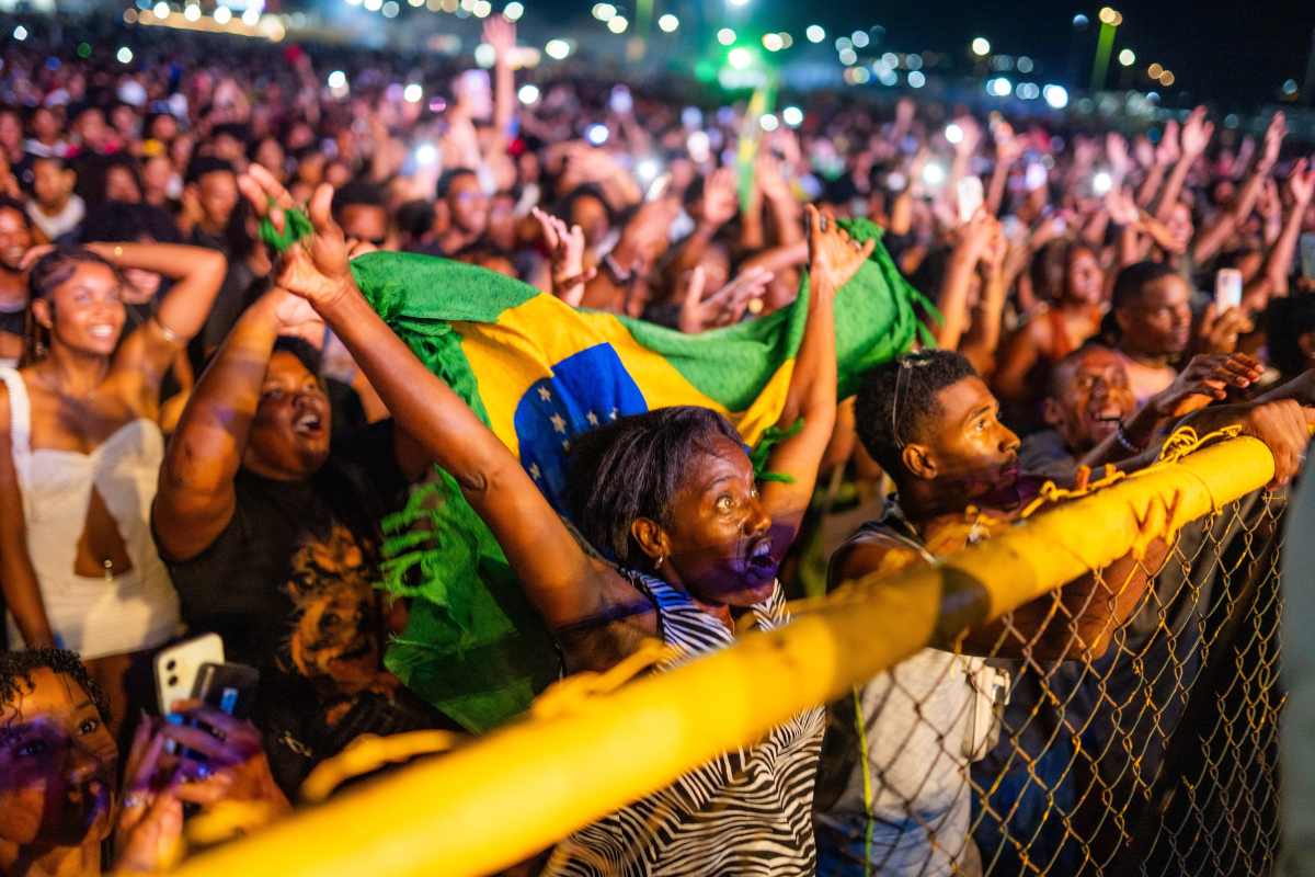 Léo Santana estreia em Cabo Verde, lota festival e homenageia a cultura local