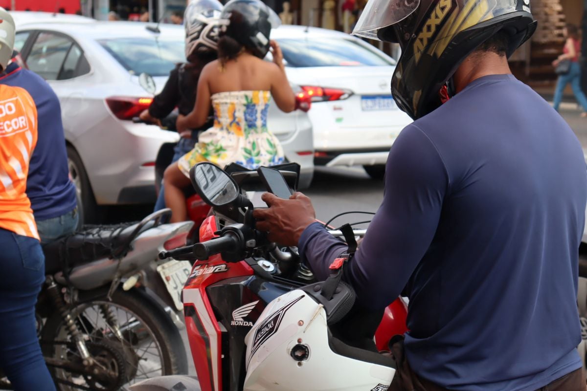 APP aplicativo motoboy Uber moto motocicletas veículos motoristas trânsito Avenida Senhor dos Passos em Feira de Santana