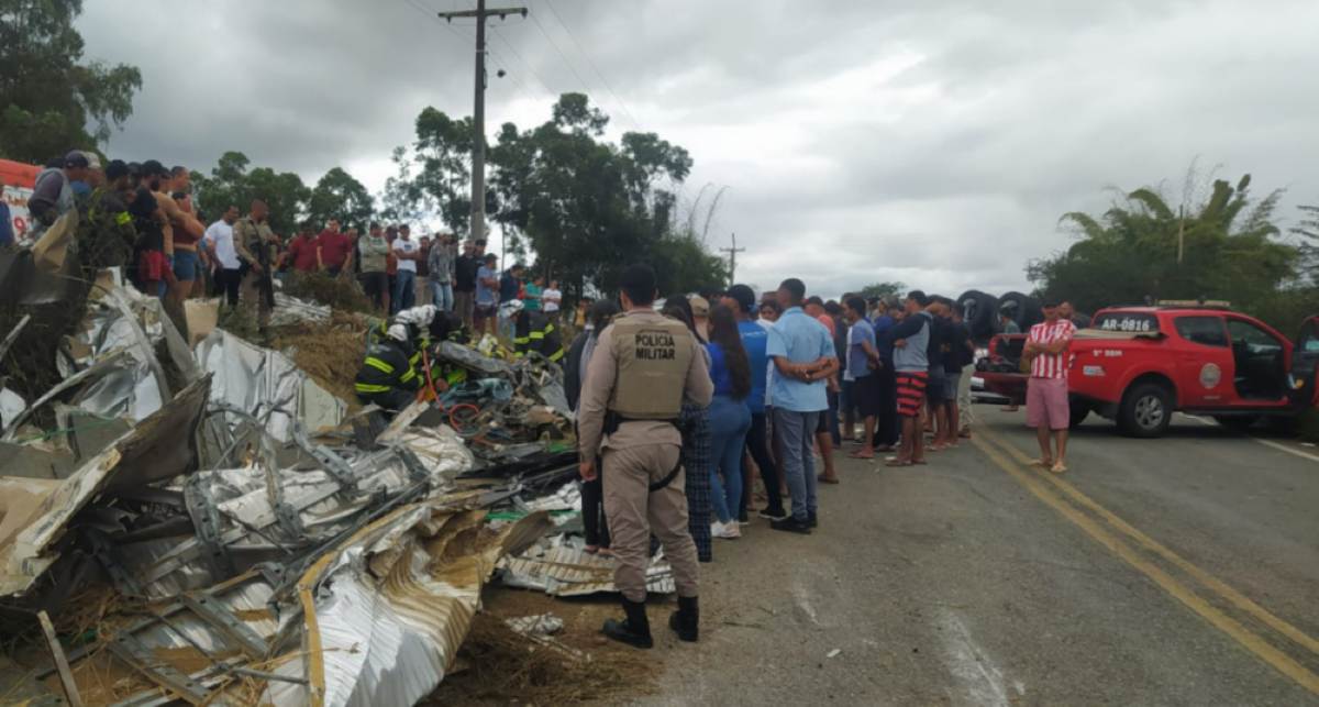 Acidente entre caminhão, carro e motocicleta deixa três mortos e dois feridos