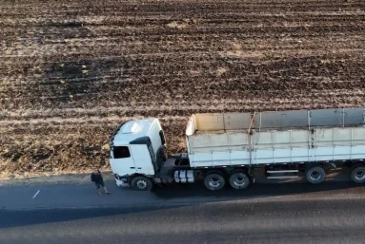 Seis pessoas, incluindo duas crianças, ficam feridas após colisão entre carro e carreta na BR-242