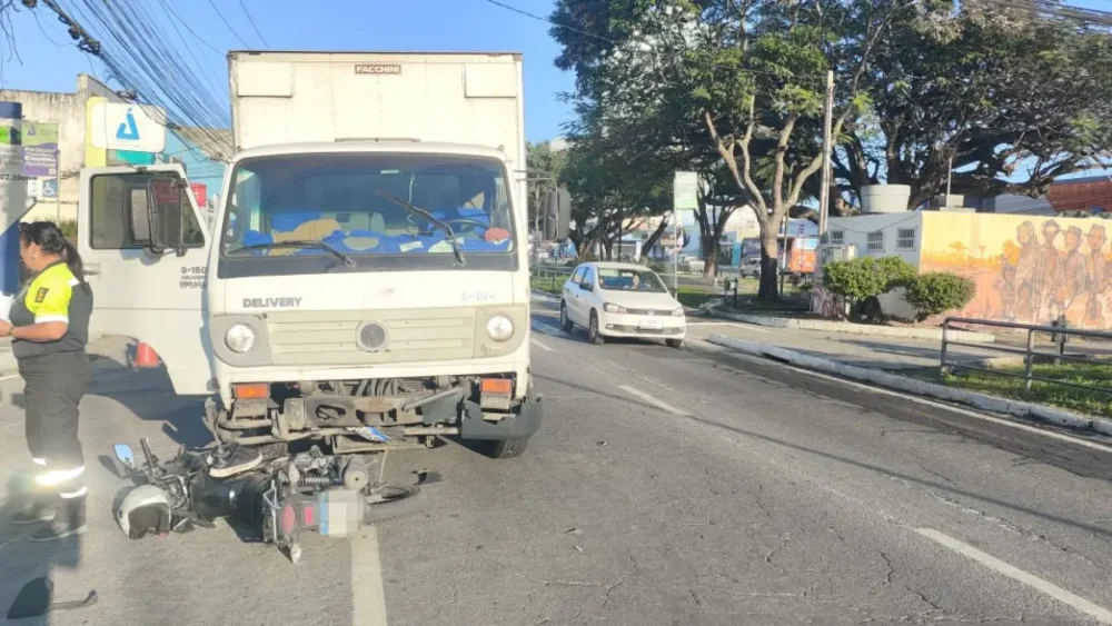 Motociclista fica gravemente ferido após acidente com caminhão na Avenida Getúlio Vargas, em Feira de Santana Motociclista fica gravemente ferido após acidente com caminhão na Avenida Getúlio Vargas, em Feira de Santana