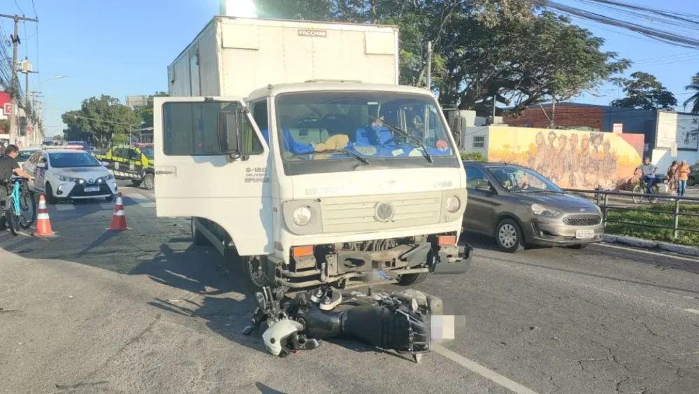 Motociclista fica gravemente ferido após acidente com caminhão na Avenida Getúlio Vargas, em Feira de Santana Motociclista fica gravemente ferido após acidente com caminhão na Avenida Getúlio Vargas, em Feira de Santana