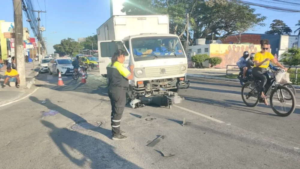 Motociclista fica gravemente ferido após acidente com caminhão na Avenida Getúlio Vargas, em Feira de Santana Motociclista fica gravemente ferido após acidente com caminhão na Avenida Getúlio Vargas, em Feira de Santana
