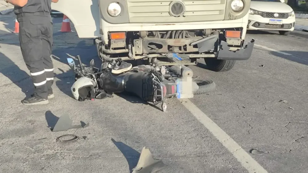 Motociclista fica gravemente ferido após acidente com caminhão na Avenida Getúlio Vargas, em Feira de Santana Motociclista fica gravemente ferido após acidente com caminhão na Avenida Getúlio Vargas, em Feira de Santana