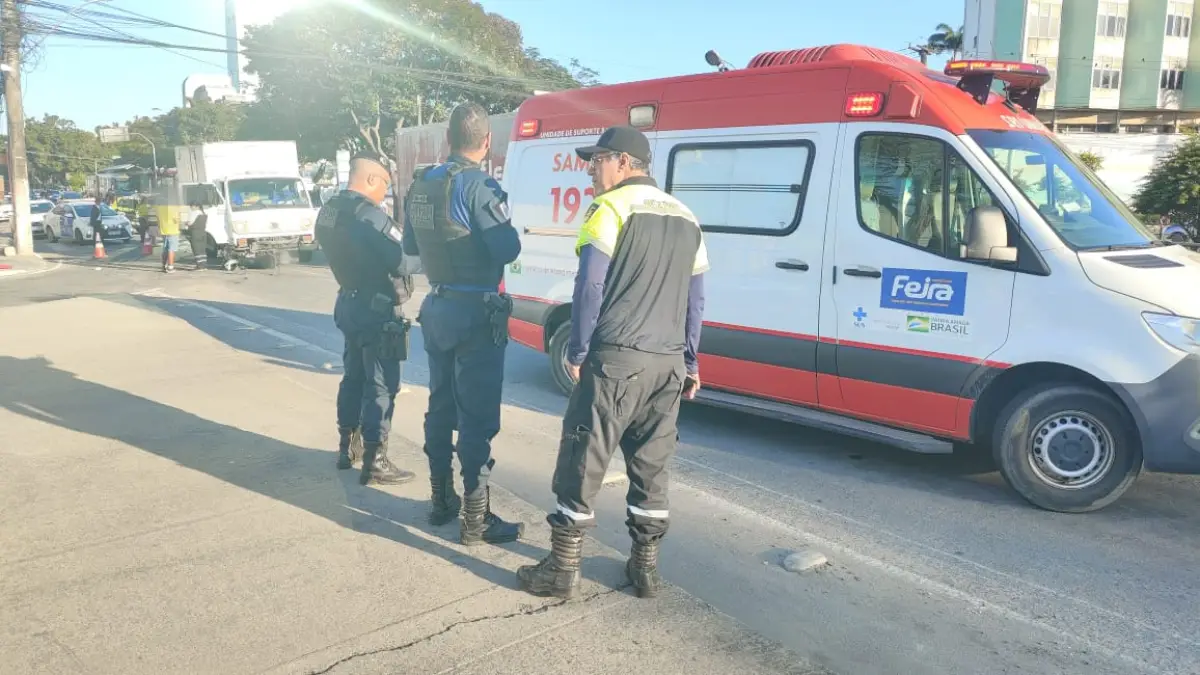 Motociclista fica gravemente ferido após acidente com caminhão na Avenida Getúlio Vargas, em Feira de Santana