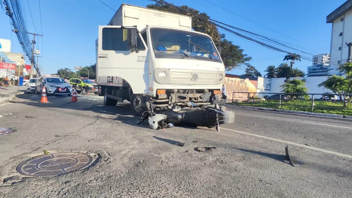 Motociclista fica gravemente ferido após acidente com caminhão na Avenida Getúlio Vargas, em Feira de Santana