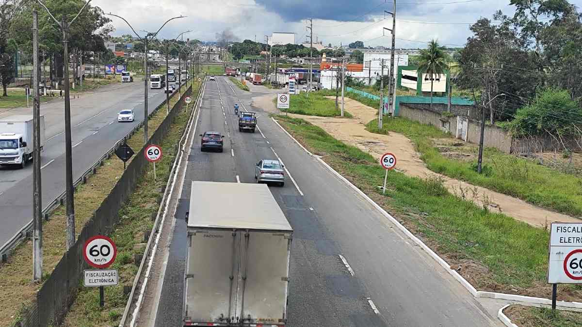 BR-324 próximo ao Parque de Exposição_
