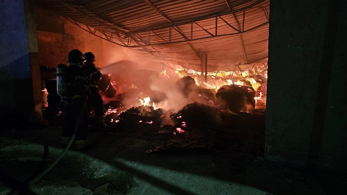 Bombeiros apagam incêndio em fábrica de estofados em Vitória da Conquista
