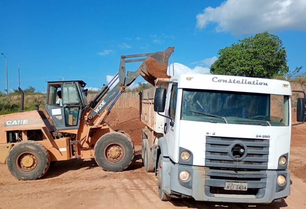 Caçambas e retroescavadeira são apreendidas durante ação ambiental em Feira de Santana