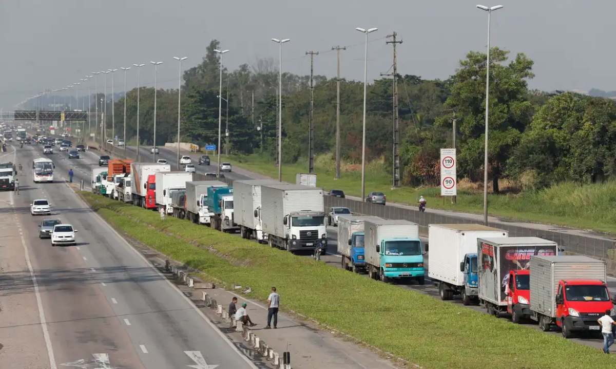 Caminhão - transporte rodoviário de cargas
