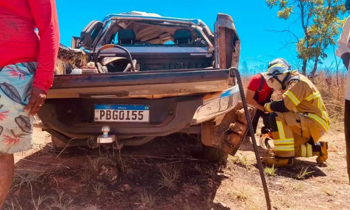 Capotamento entre Riachão das Neves e Barreiras deixa três adultos e um bebê gravemente feridos