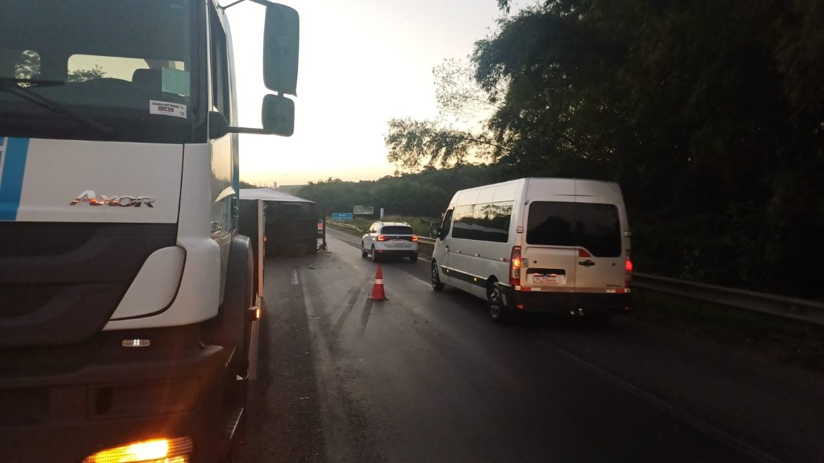 Carreta bloqueia tráfego na BR-324, em Conceição do Jacuípe, sentido Feira de Santana
