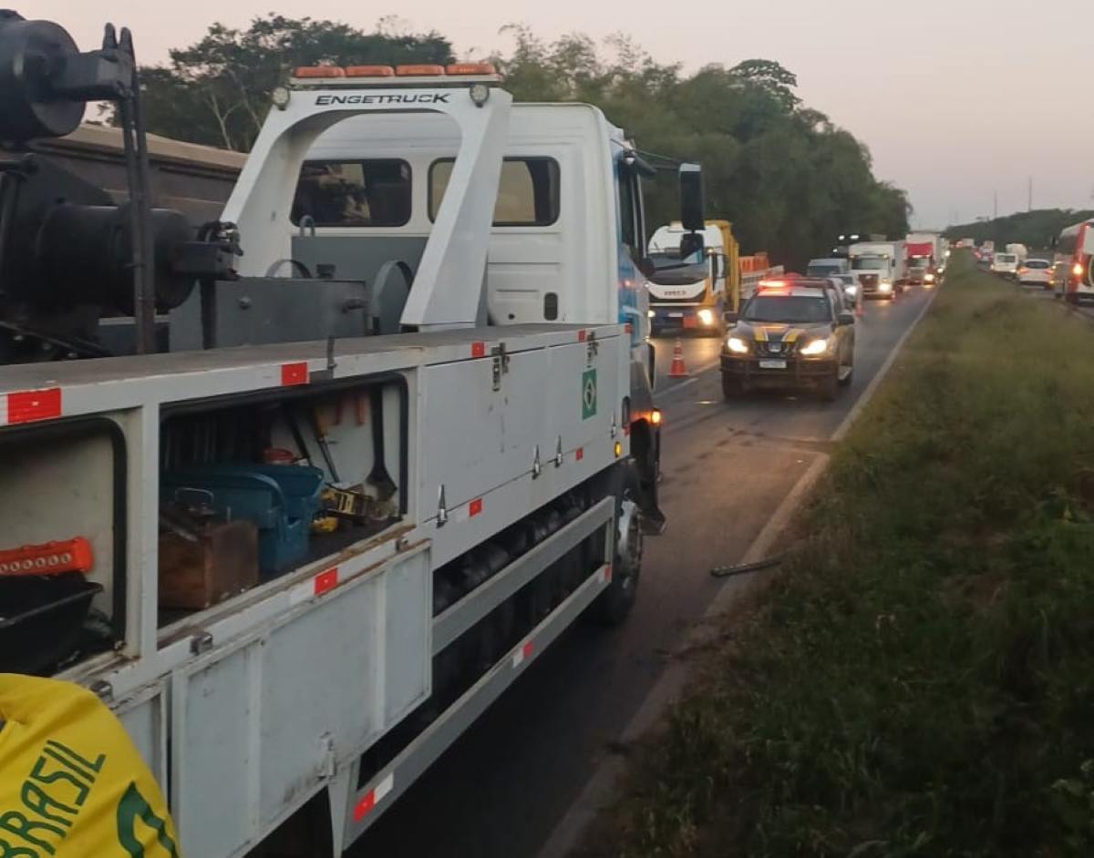 Carreta bloqueia tráfego na BR-324, em Conceição do Jacuípe, sentido Feira de Santana