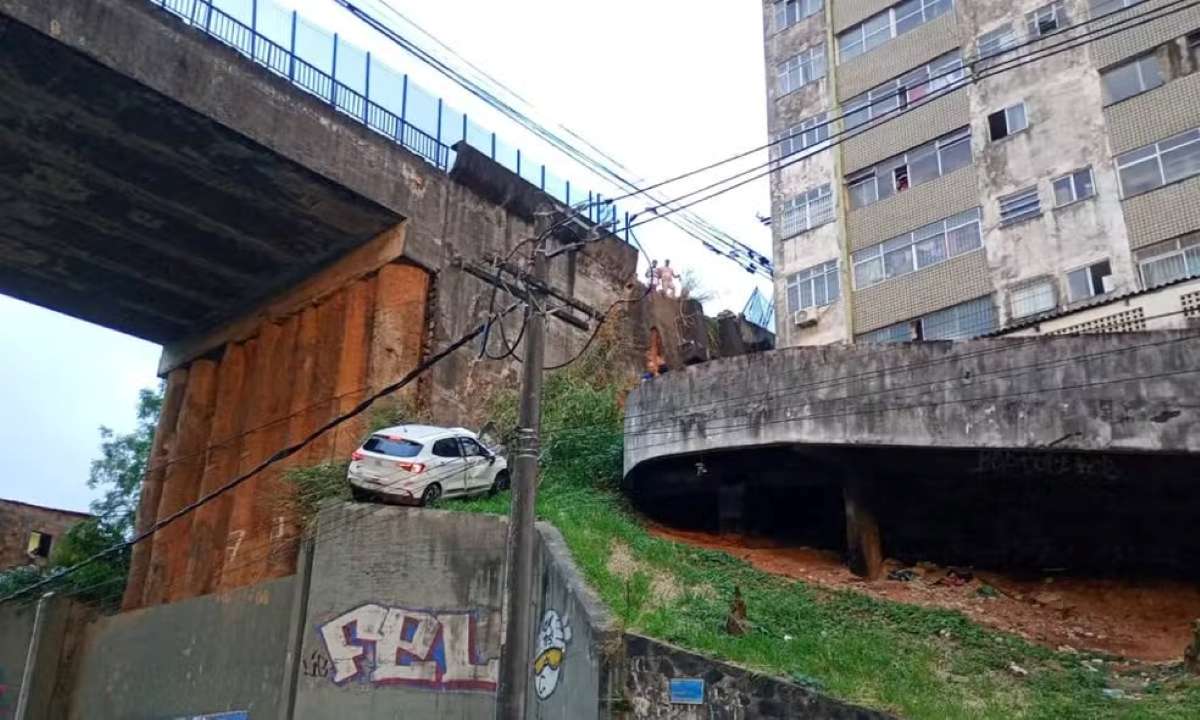 Carro derruba mureta de viaduto e quase despenca em Salvador