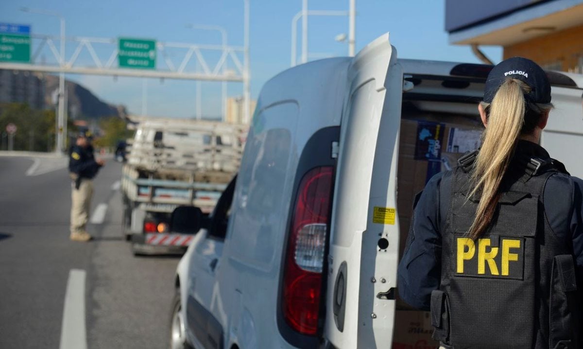 Carro na rodovia sendo revistado pela PRF