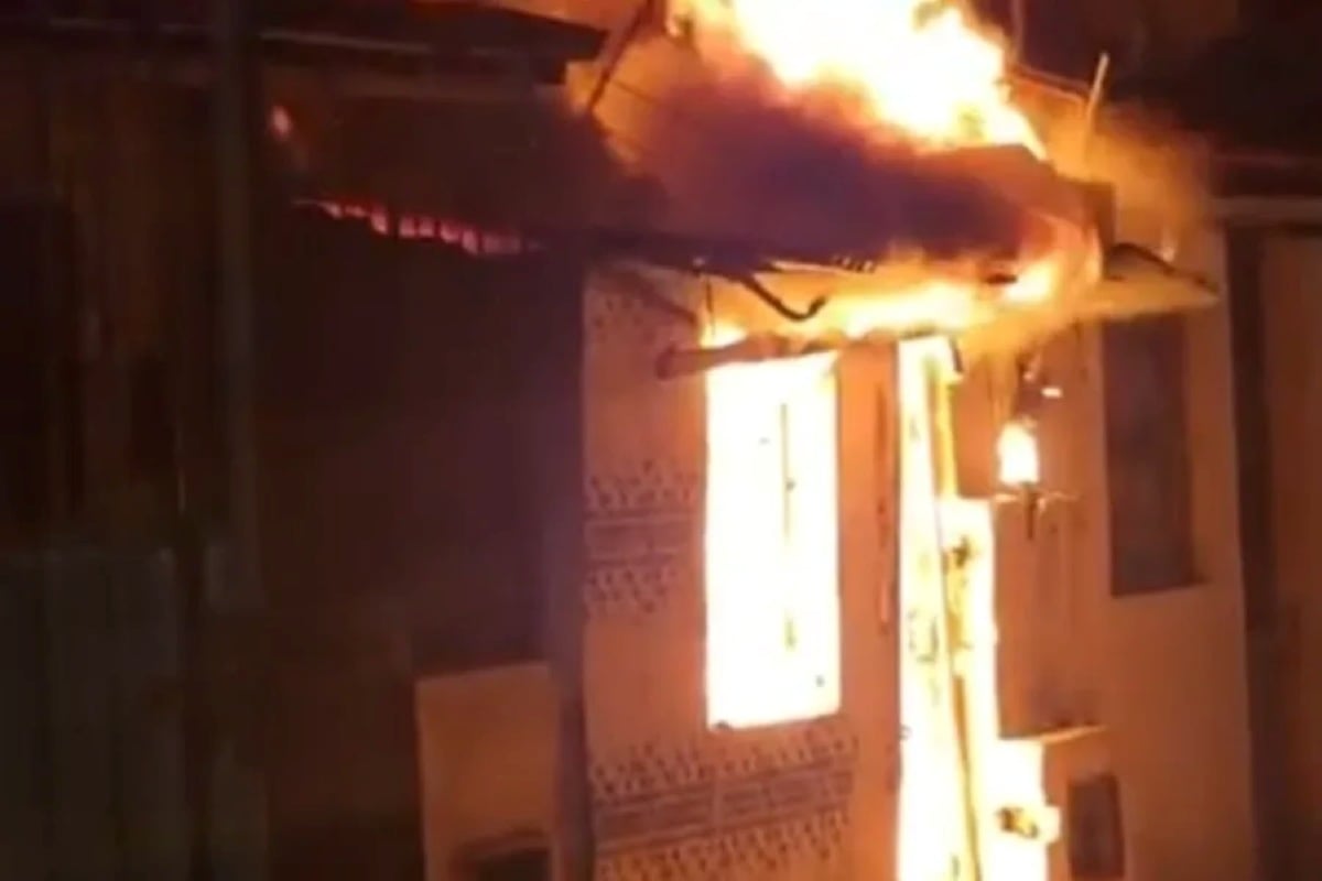 Casa pega fogo em Santo Antônio de Jesus, no Recôncavo Baiano