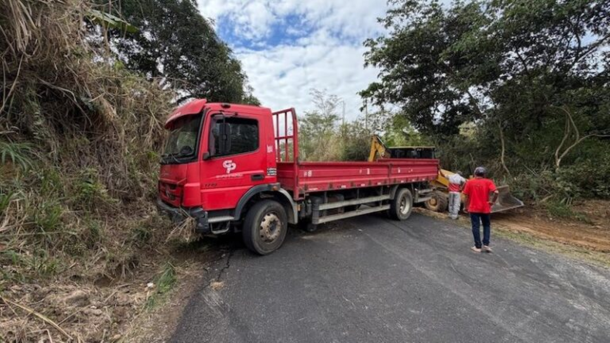 Colisão entre carro e caminhão na BA-650 em Itagibá termina sem