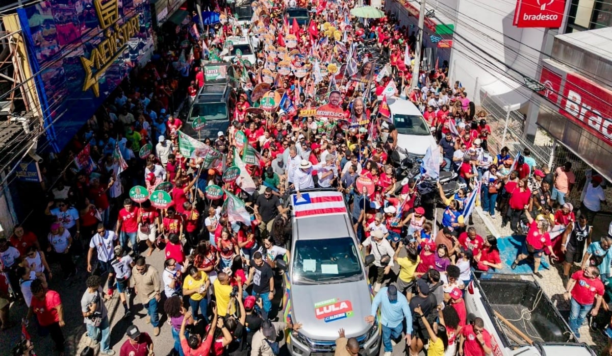 Com Rui e Wagner, Jerônimo realiza caminhada pelas ruas de Feira de Santana