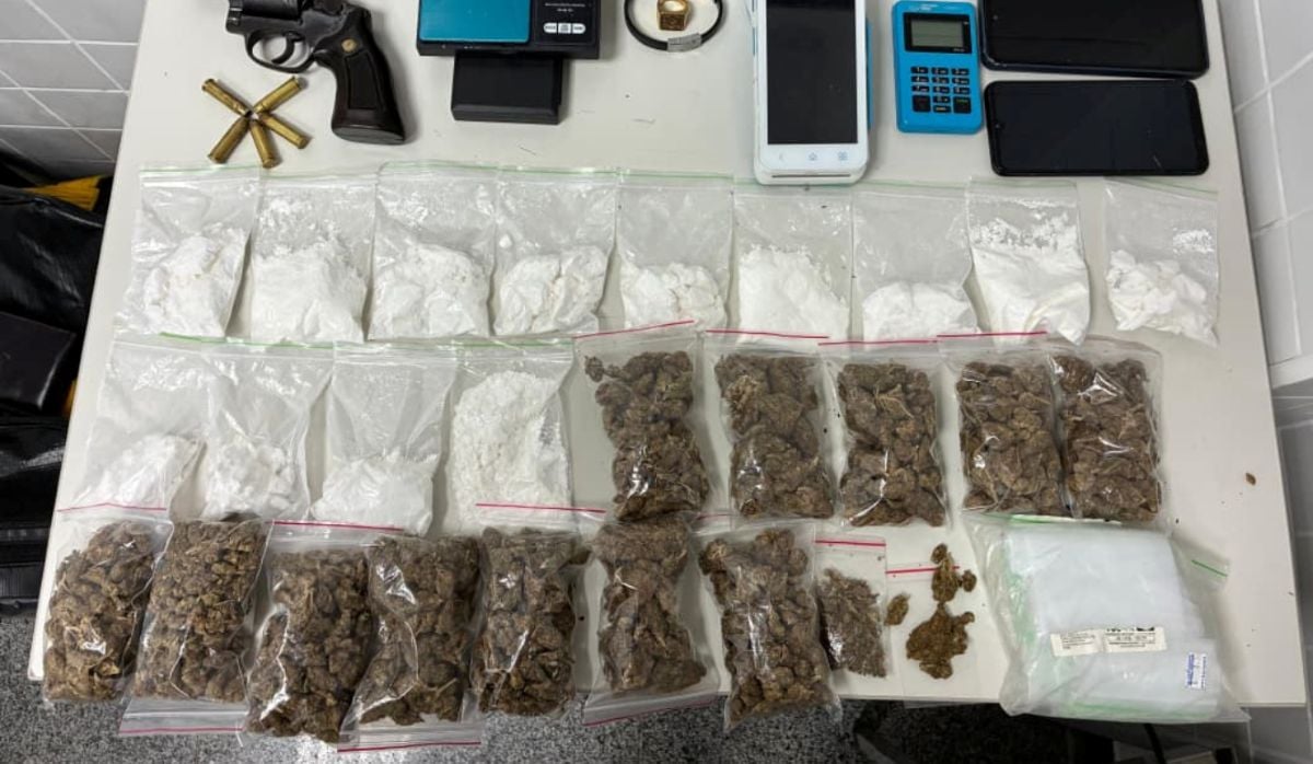 Dois homens são presos com arma, maconha e cocaína durante ação da PM no bairro Brasília