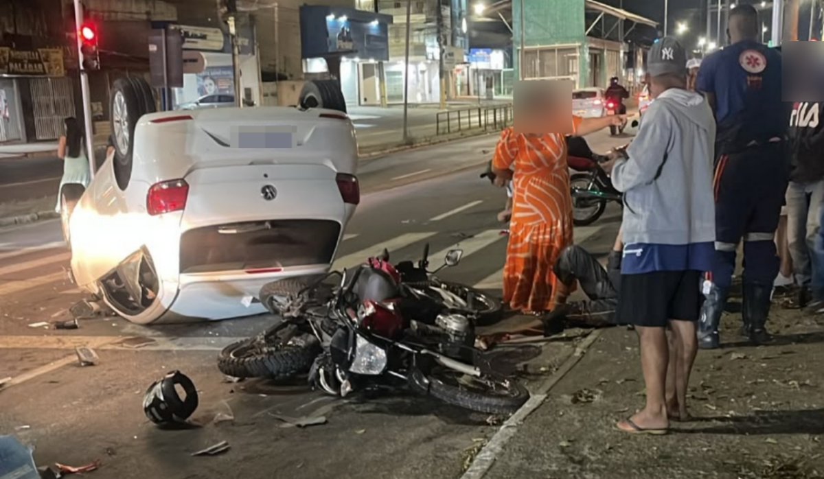 Ex-policial militar colide carro contra motocicletas em Feira de Santana; veículo capotou