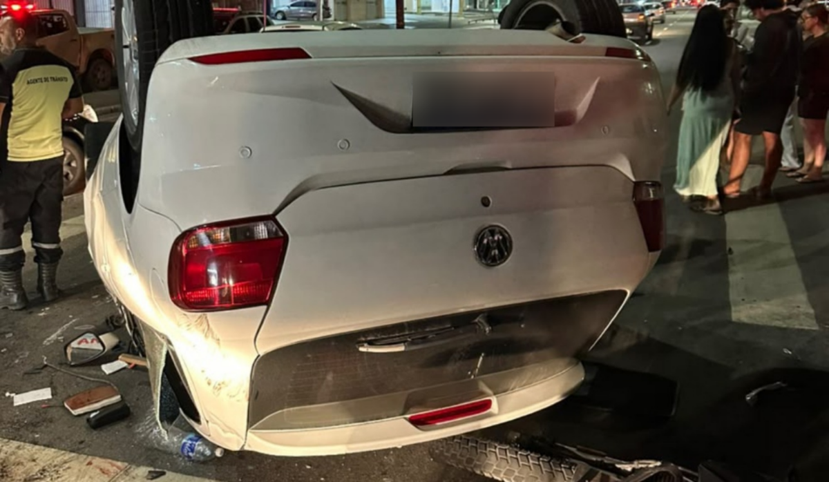 Ex-policial militar colide carro contra motocicletas em Feira de Santana; veículo capotou