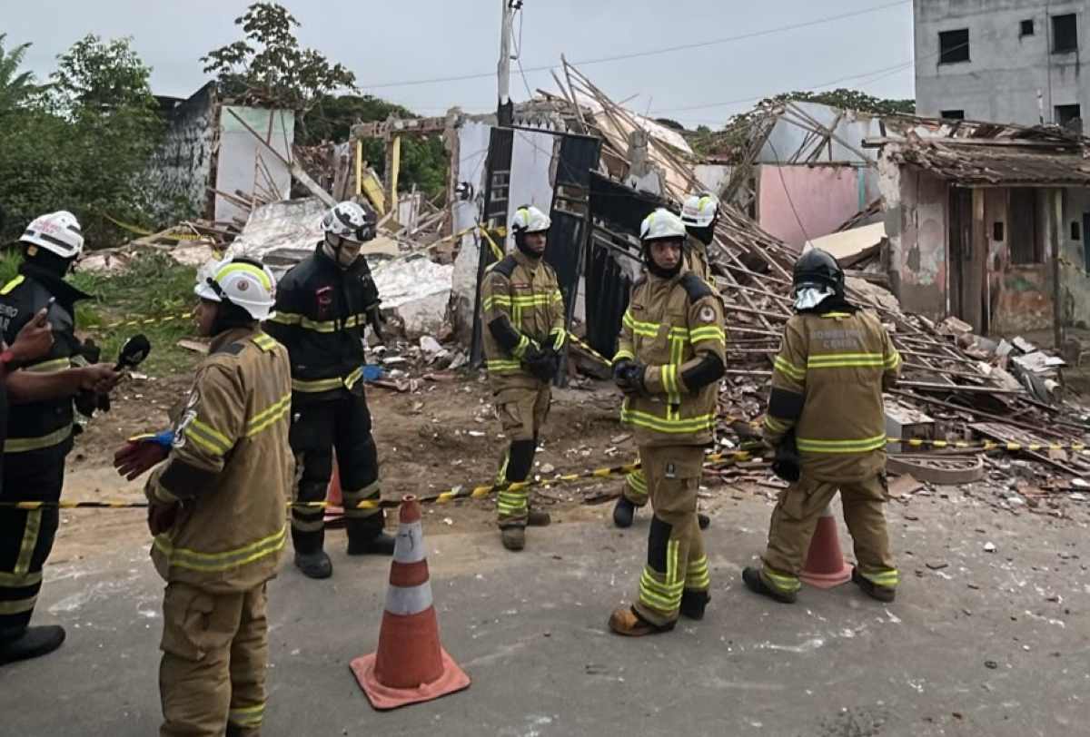 Após a explosão seguida de desabamento, equipes prestaram os primeiros socorros a uma vítima antes do encaminhamento para atendimento médico.