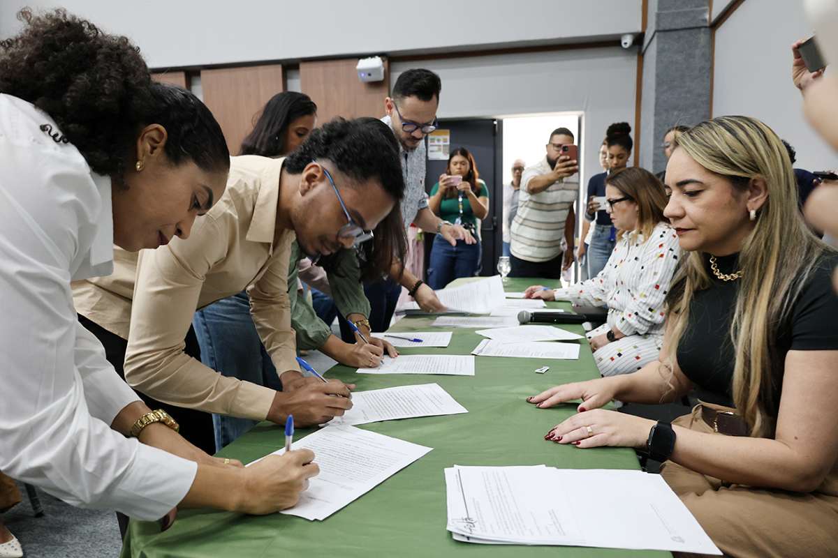 Feira de Santana empossa 128 novos professores da rede municipal