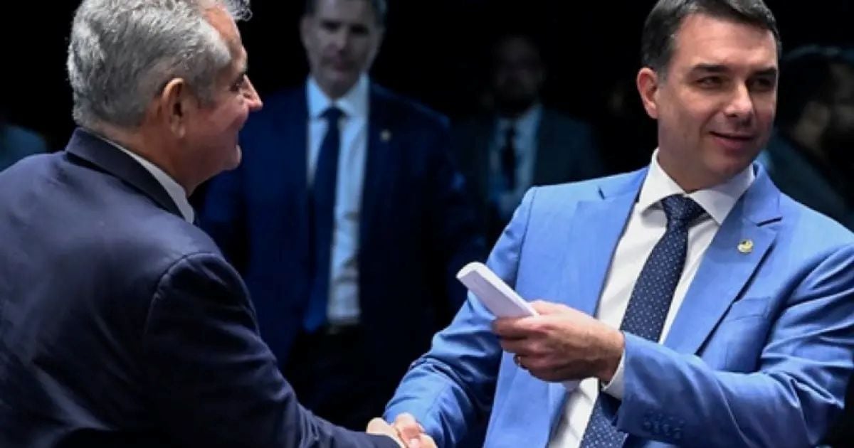 Flávio Bolsonaro apoiará candidaturas de Angelo Coronel e João Roma 