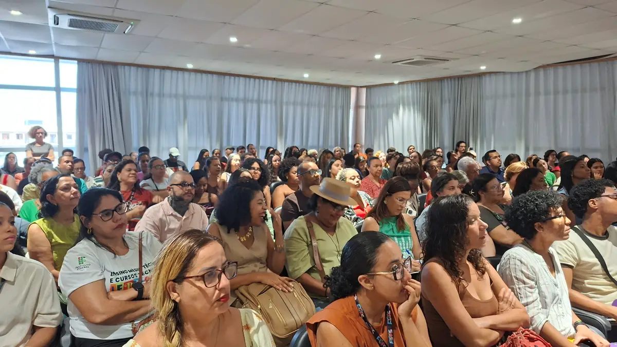 “Quem narra a notícia também influencia”: Jéssica Senra, Midiã Noelle e Júlia do Monte debatem o fazer jornalístico no Flifs